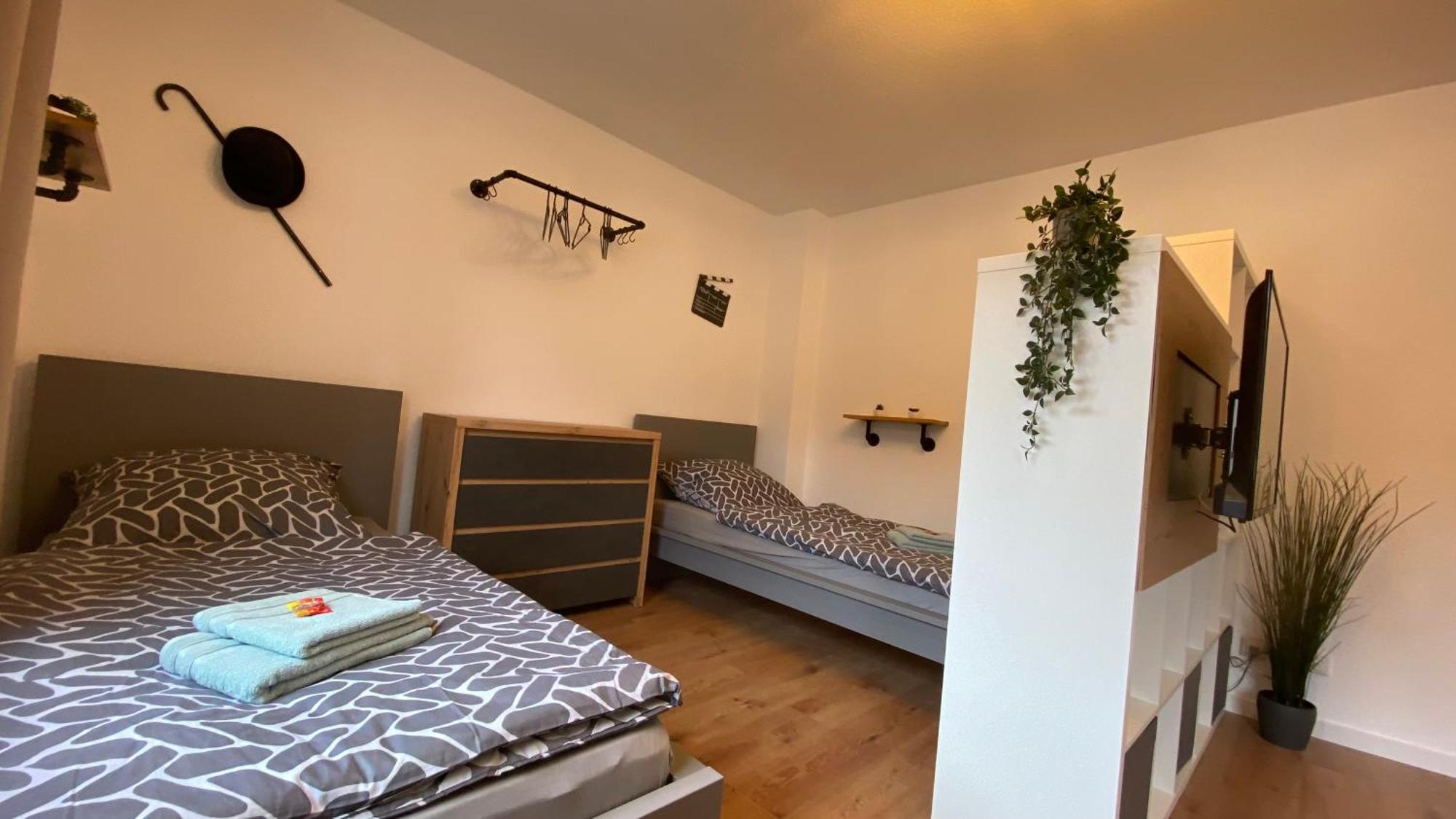 Charlie , Solingen Mitte, Ferien/Messe Wohnung Fuer Bis Zu 5 Personen Esterno foto